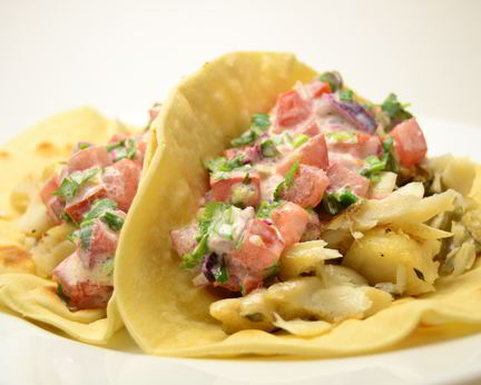 Тако с жареной треской и соусом сальса