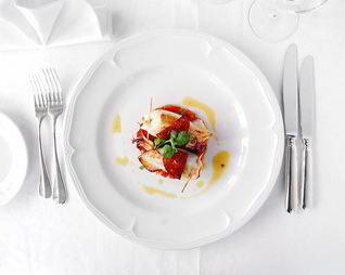 Фаршированные кальмары на тартаре из томатов