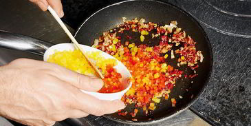 фаршированные кальмары на тартаре из томатов