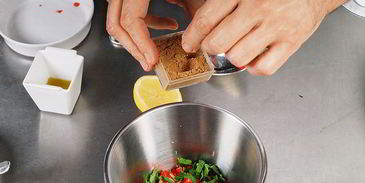 фаршированные кальмары на тартаре из томатов