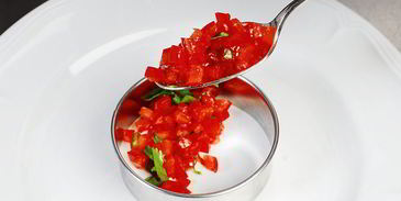 фаршированные кальмары на тартаре из томатов