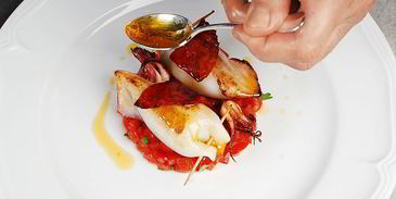 фаршированные кальмары на тартаре из томатов