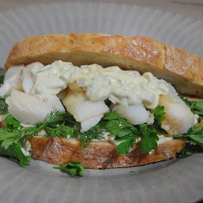 Сэндвич с рыбными пальчиками и тартаром
