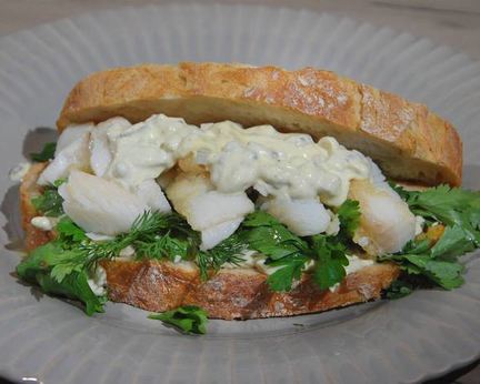 Сэндвич с рыбными пальчиками и тартаром