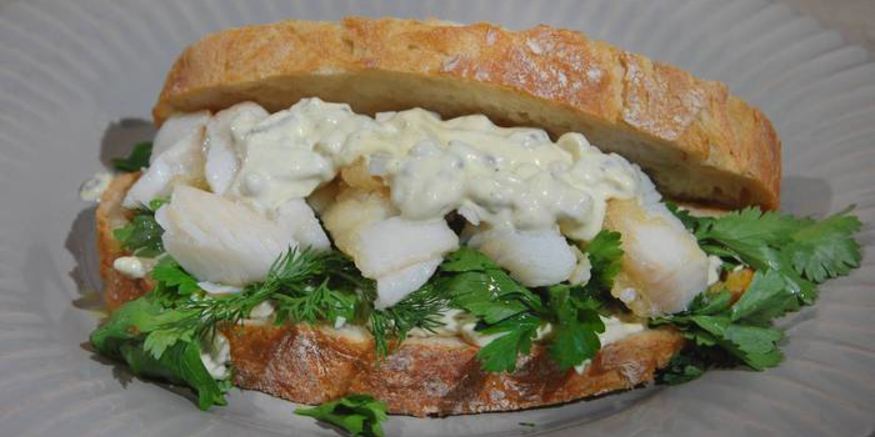 Рецепт сэндвича с рыбными пальчиками и тартаром