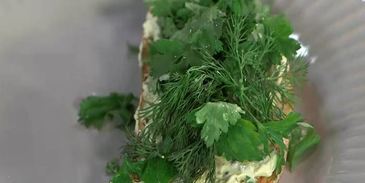 сэндвич с рыбными пальчиками и тартаром