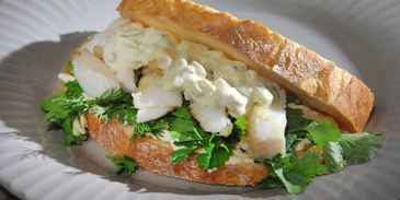 сэндвич с рыбными пальчиками и тартаром