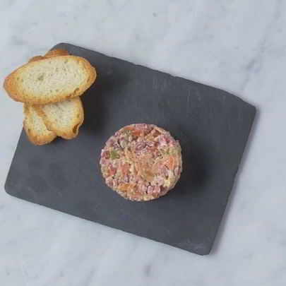 Тартар из Чоризо с сыром и томатами