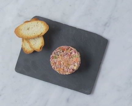 Тартар из Чоризо с сыром и томатами