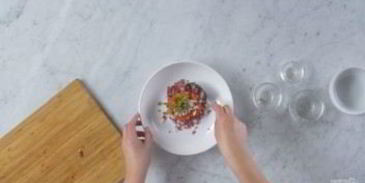 тартар из чоризо с сыром и томатами