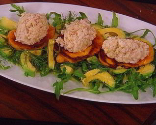 Тартар из форели на блинчиках из батата, авокадо-рукола салат