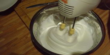 тартар из форели на блинчиках из батата, авокадо-рукола салат