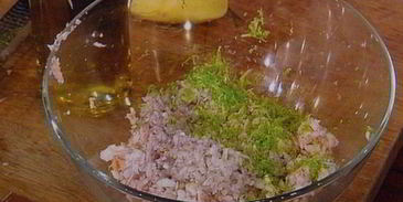 тартар из форели на блинчиках из батата, авокадо-рукола салат