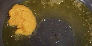 тартар из форели на блинчиках из батата, авокадо-рукола салат