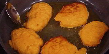 тартар из форели на блинчиках из батата, авокадо-рукола салат