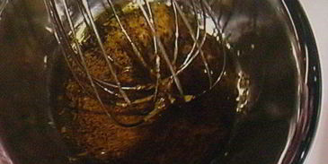 тартар из форели на блинчиках из батата, авокадо-рукола салат