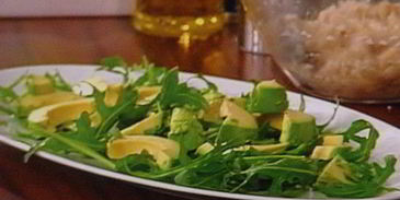 тартар из форели на блинчиках из батата, авокадо-рукола салат