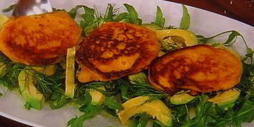 тартар из форели на блинчиках из батата, авокадо-рукола салат