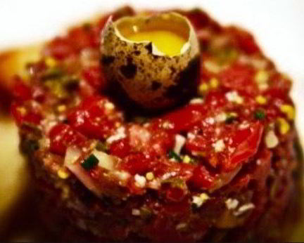 Тартар из говядины с анчоусами и корнишонами