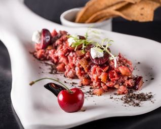 Тартар из говядины с черешней
