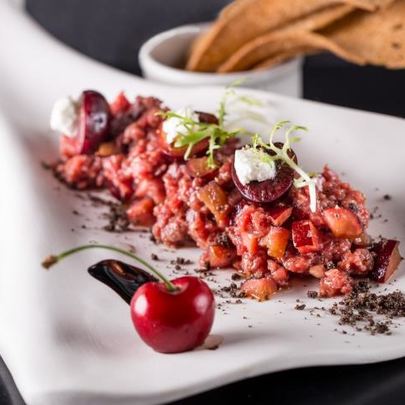 Тартар из говядины с черешней