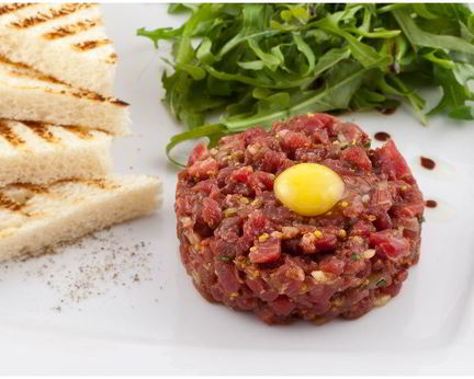 Тартар из говядины с каперсам, грибами и красным луком