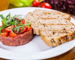 Тартар из говядины с каперсами и помидорами