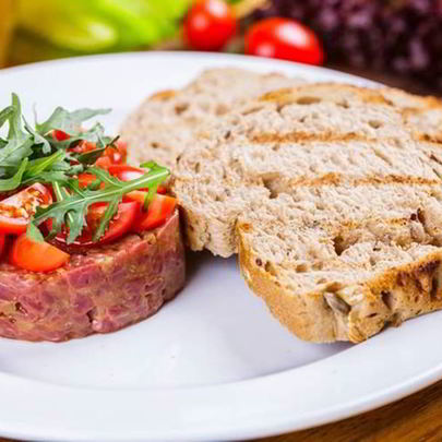 Тартар из говядины с каперсами и помидорами