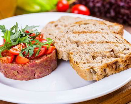 Тартар из говядины с каперсами и помидорами