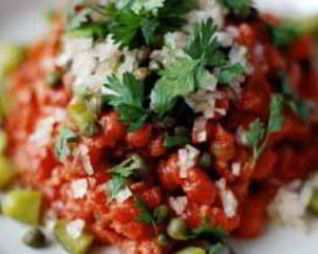 Тартар из говядины с соусом