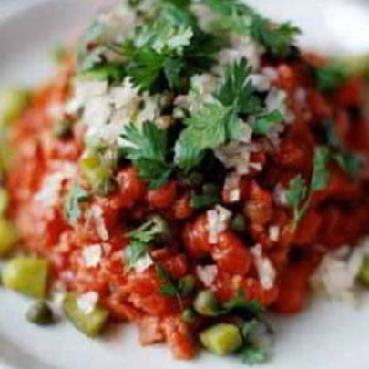 Тартар из говядины с соусом