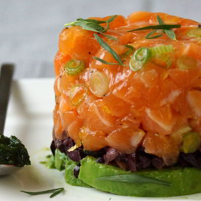 Тартар из лосося и авокадо