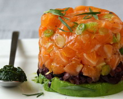 Тартар из лосося и авокадо