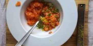 тартар из лосося и авокадо