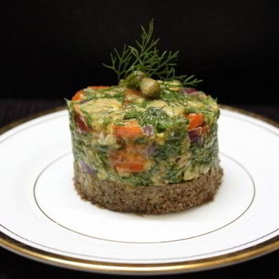 Тартар из лосося с бородинским хлебом