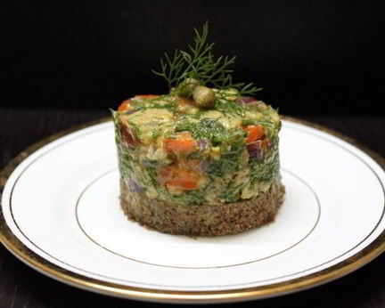 Тартар из лосося с бородинским хлебом