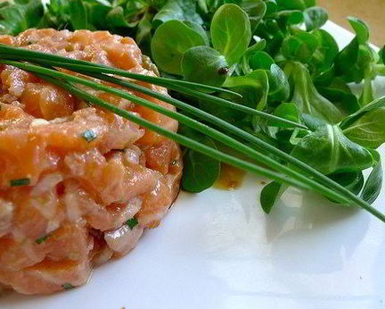 Тартар из лосося с каперсами