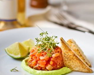 Тартар из лосося с кремом из авокадо