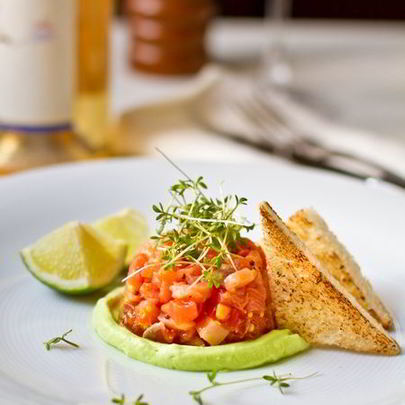 Тартар из лосося с кремом из авокадо