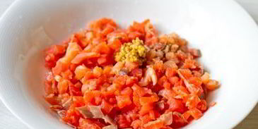 тартар из лосося с кремом из авокадо