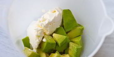 тартар из лосося с кремом из авокадо