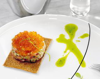 Тартар из лосося с огурцами и икрой