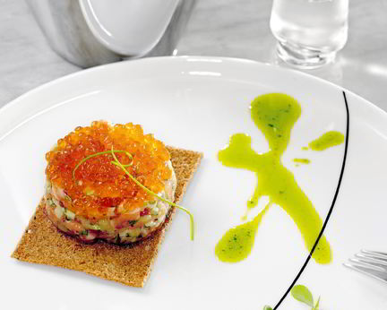 Тартар из лосося с огурцами и икрой