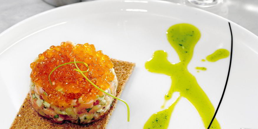 Рецепт тартара из лосося с огурцами и икрой