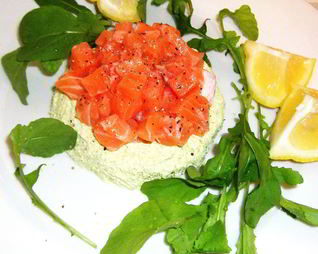 Тартар из лосося со сливочным кремом и авокадо