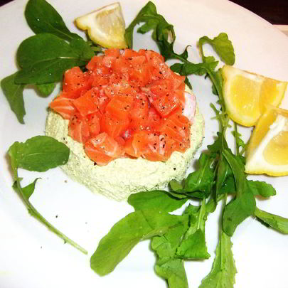 Тартар из лосося со сливочным кремом и авокадо