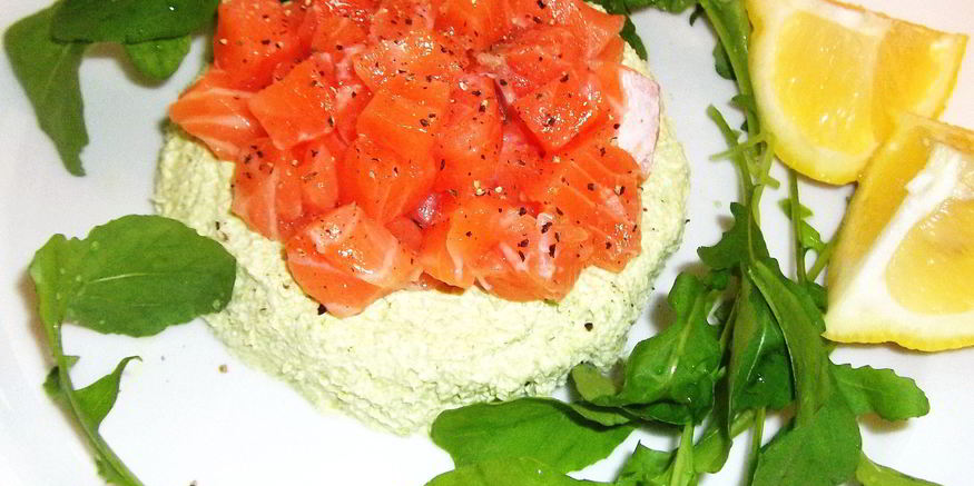 Рецепт тартара из лосося со сливочным кремом и авокадо