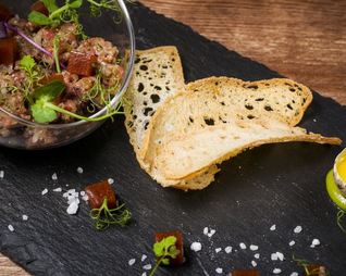 Тартар из мраморной говядины с соусом васаби