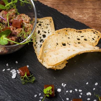 Тартар из мраморной говядины с соусом васаби