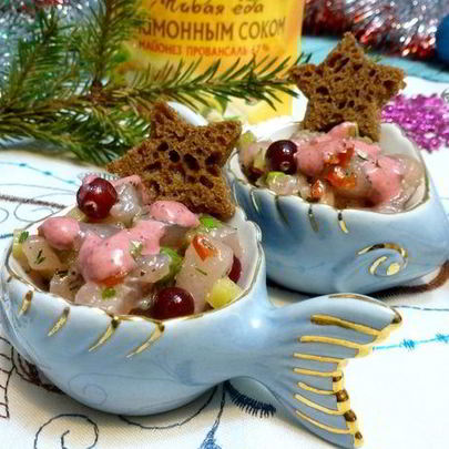 Тартар из муксуна с брусничным соусом